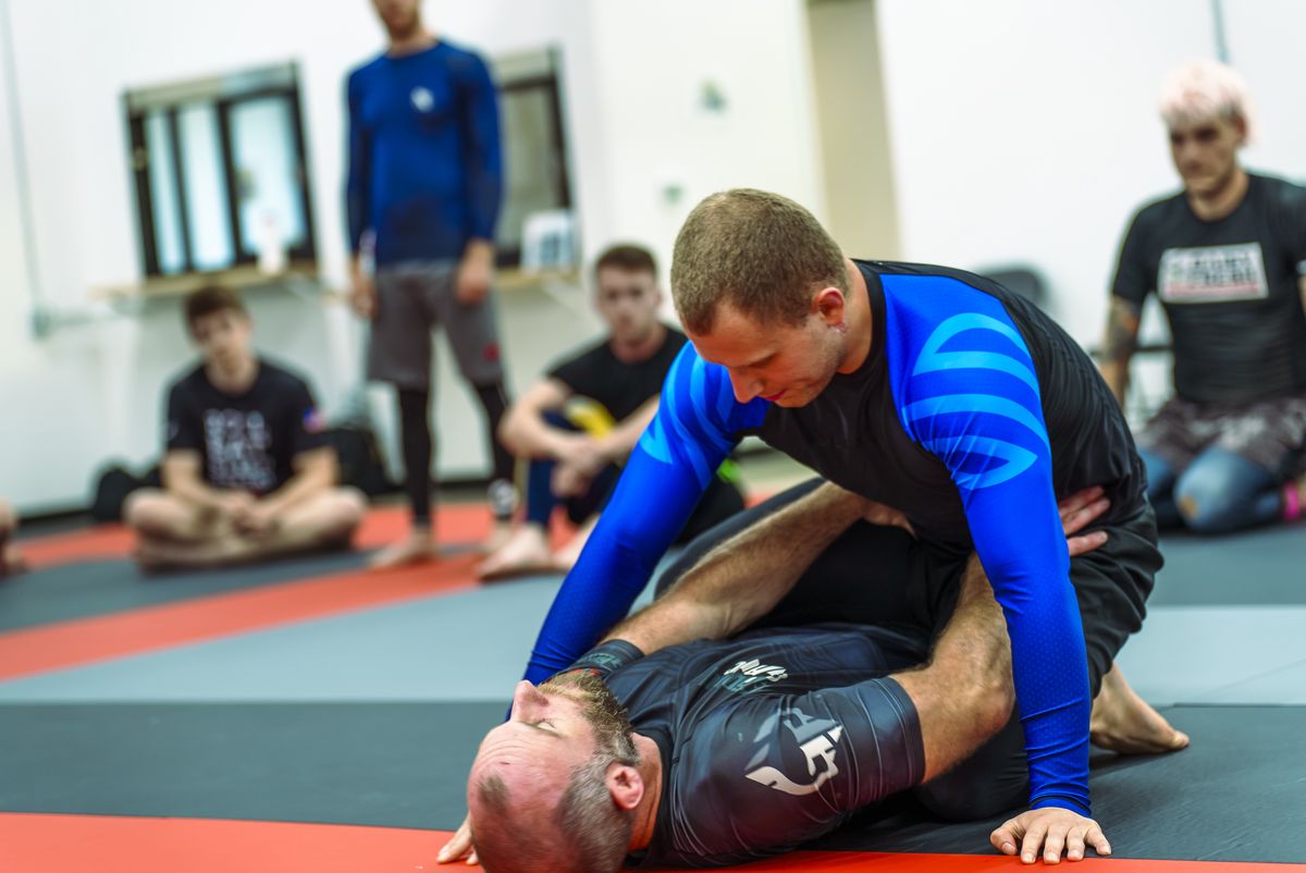 men no gi blue rash guard mount position drilling class watching